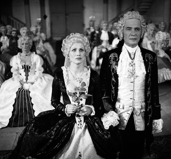 Count Heinrich von Brühl (played by Ezard Haussmann) and his wife Franziska (played by Jitka Molavcová) in "Sachsens Glanz und Preußens Gloria" (“Saxony’s Splendour and Prussia’s Glory”, 1983 (DEFA Foundation)