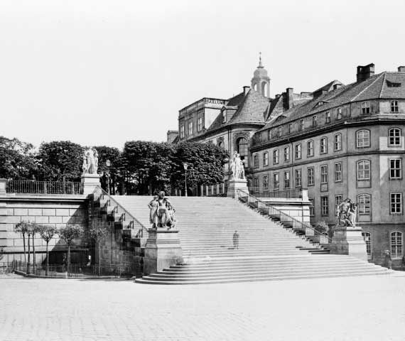 Tarasy Brühla i Pałac Brühla (po prawej stronie), 1880 (Wikimedia)
